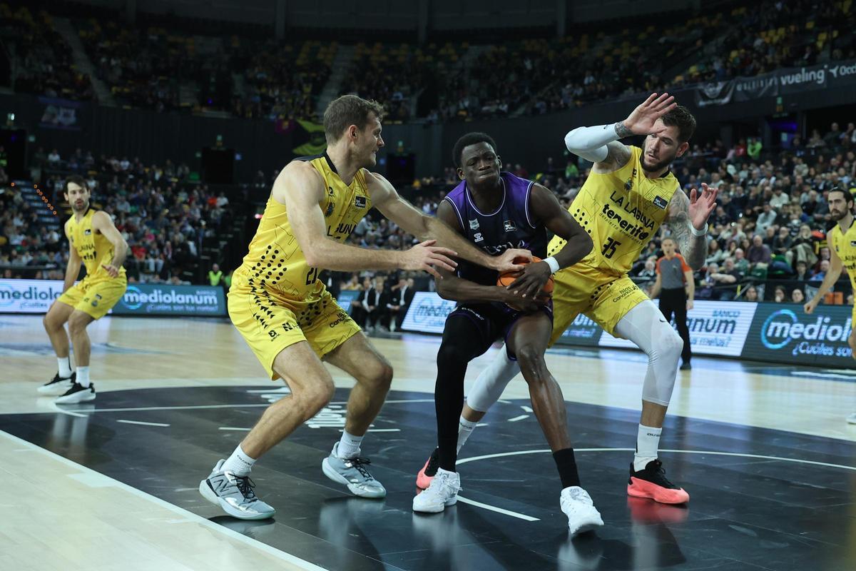 Abromaitis y Guerra defienden a Bagayoko en el Bilbao-Canarias