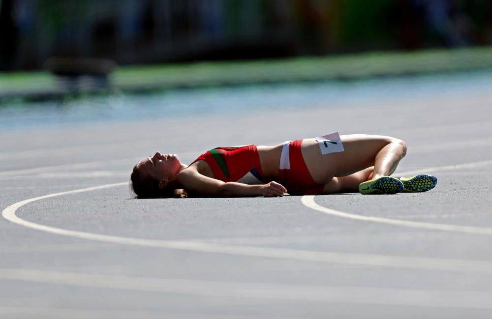 La atleta Anastasiya Puzakova yace en el suelo exhausta al acabar los 3000 metros obstáculos femeninos.