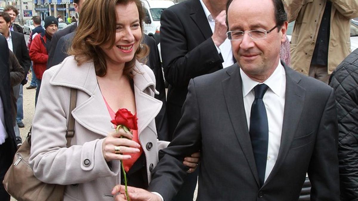 Valérie Trierweiler y François Hollande, en un acto electoral en Tulle, en mayo del 2012.