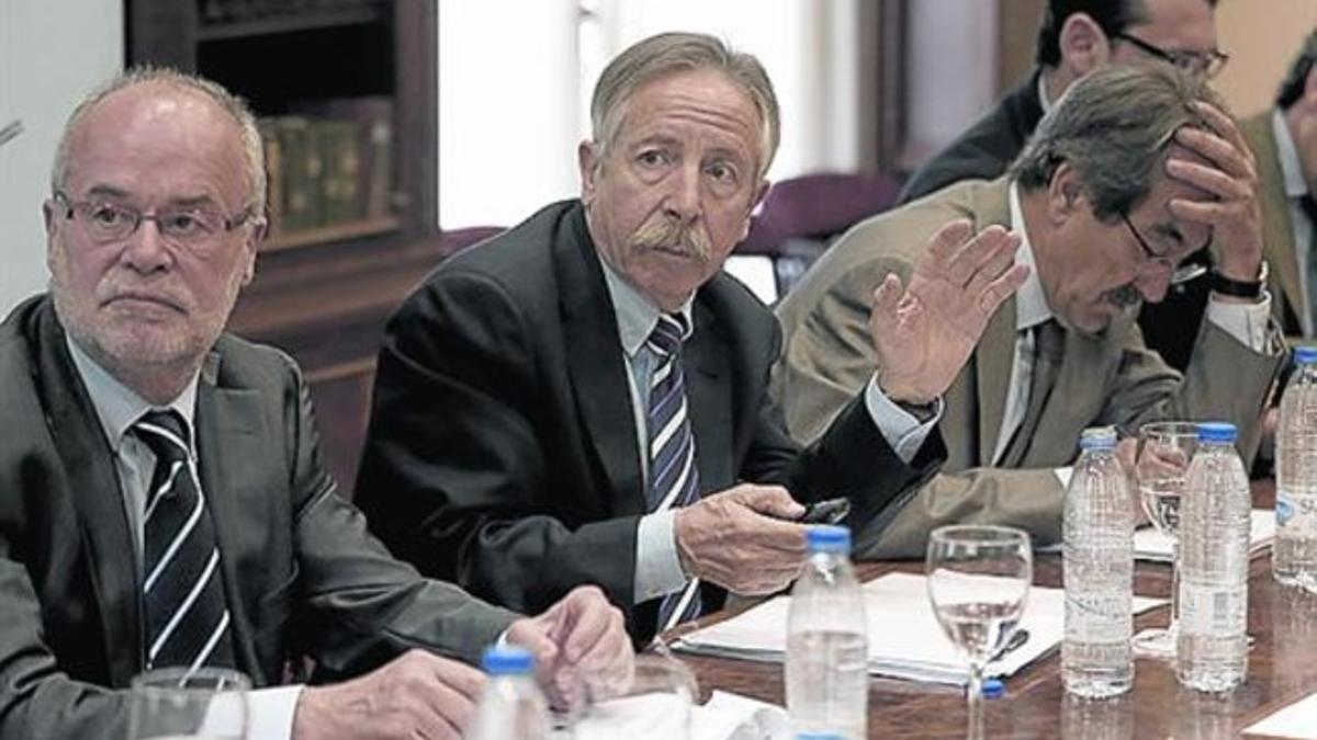 Josep Oliver, centro, entre Antoni Castells y Emilio Ontiveros, en mayo.