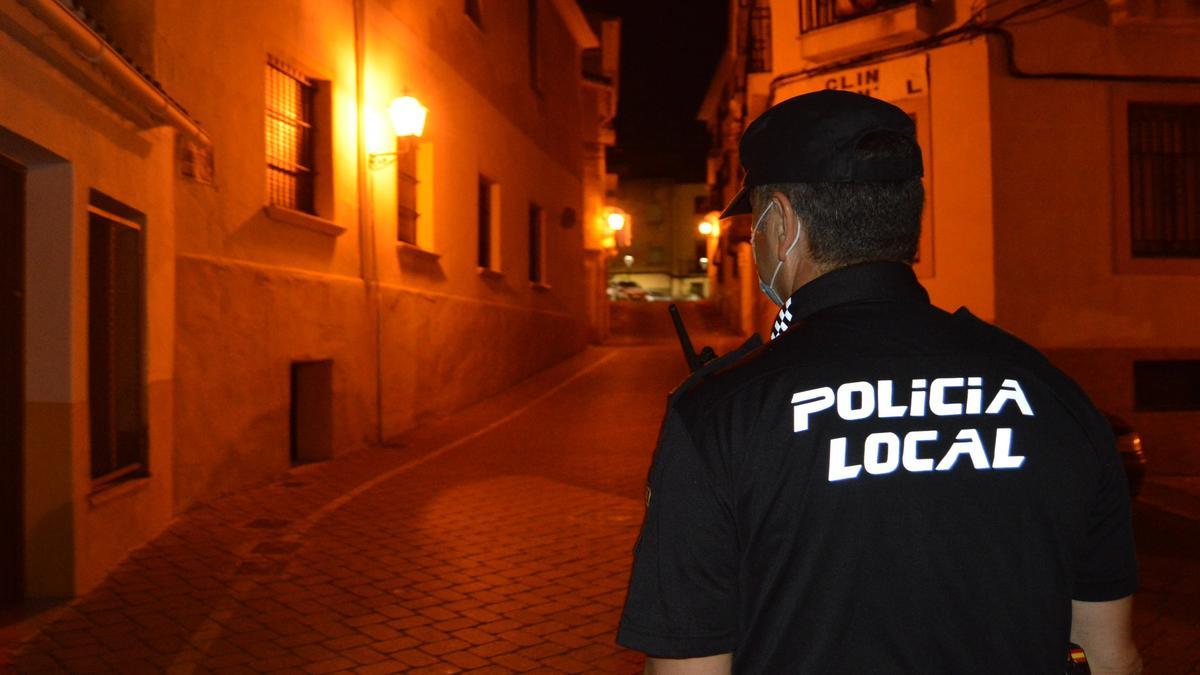 Un agente de la Policía Local de Petrer durante un servicio de vigilancia nocturna.