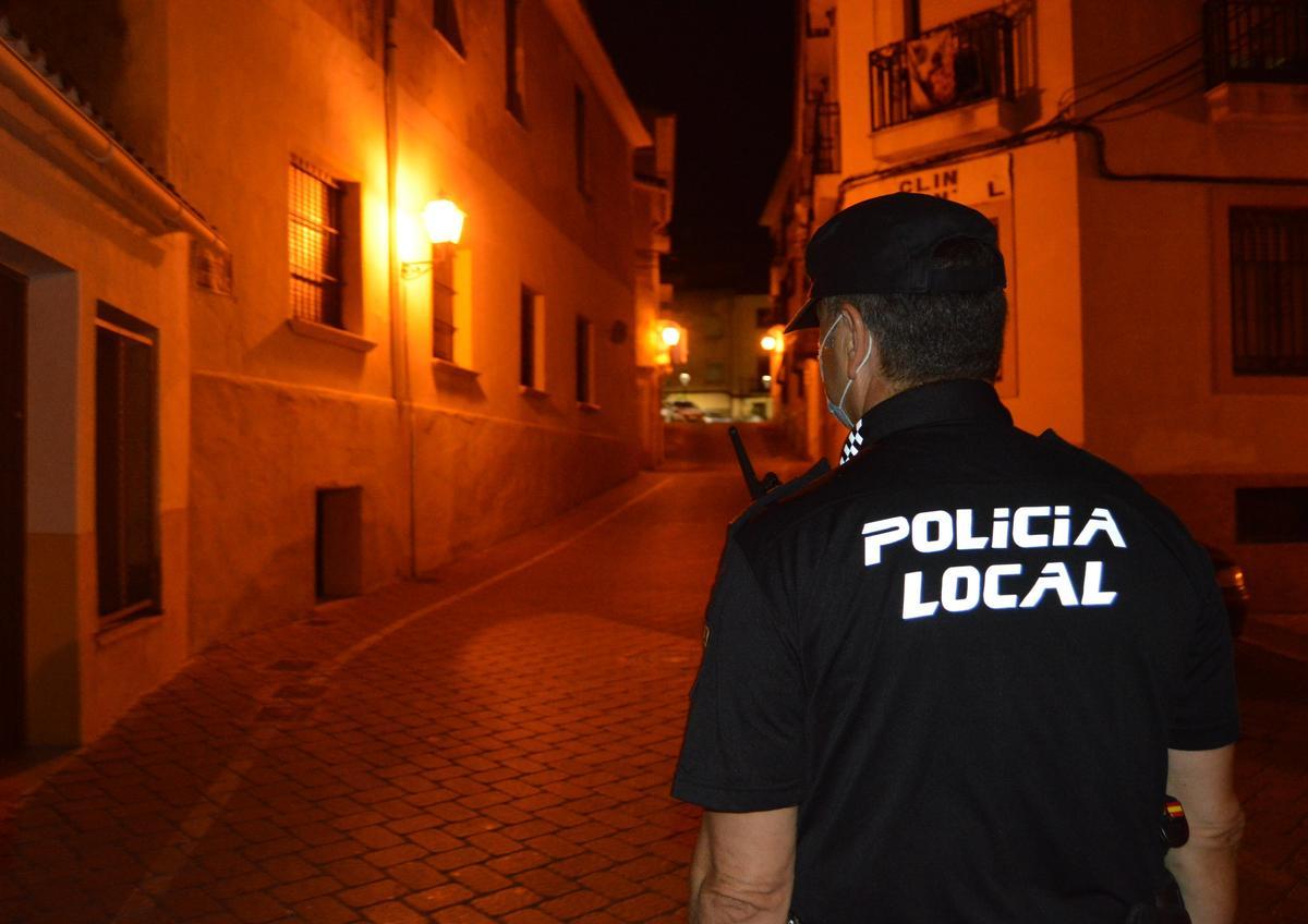 Un agente de la Policía Local de Petrer durante un servicio de vigilancia nocturna.