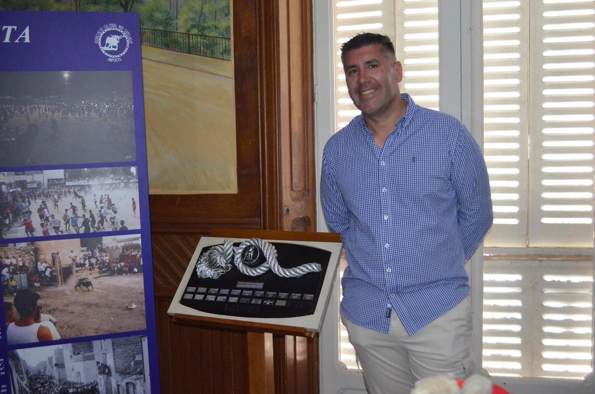 Roberto Fernández junto al testigo para la celeración del Congreso de Toros con Cuerda.