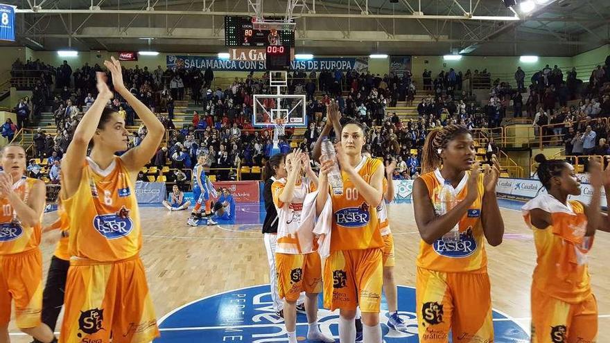 Las jugadoras del Zamarat agradecen al público salmantino la sonora ovación con que fueron despedidas ayer .