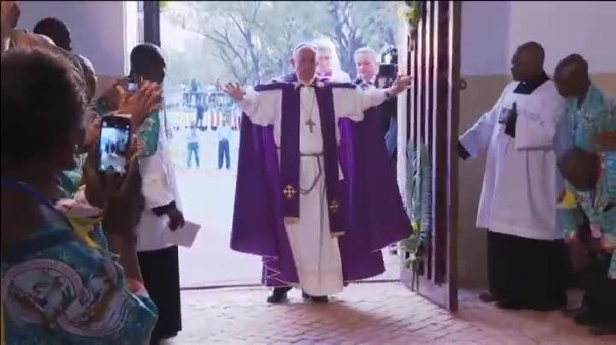 Amb l’obertura de la porta sagrada de la catedral de Bangui, Francesc ha protagonitzat un gest solemne per la reconciliació al país. 