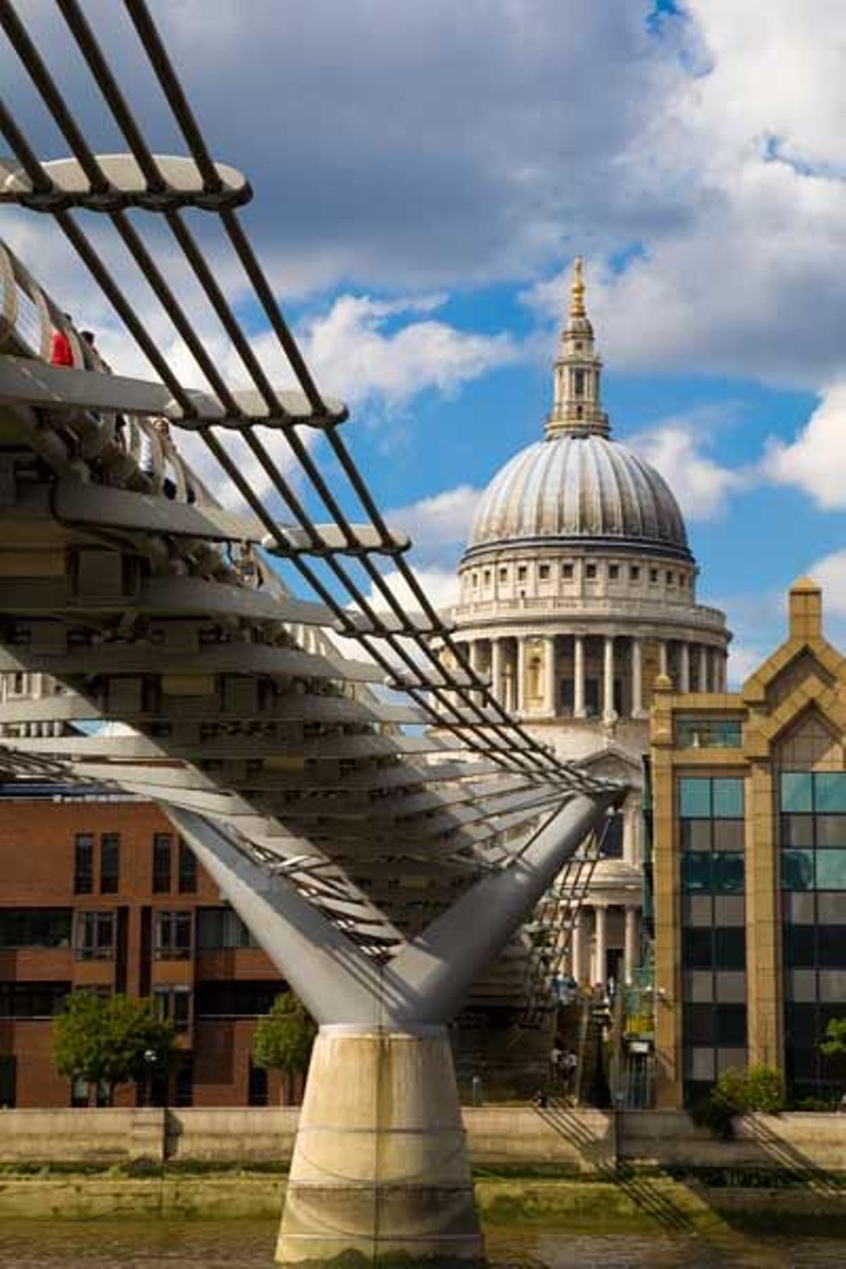 Cúpula de Saint Paul Cathedral desde el Puente del Milenio.