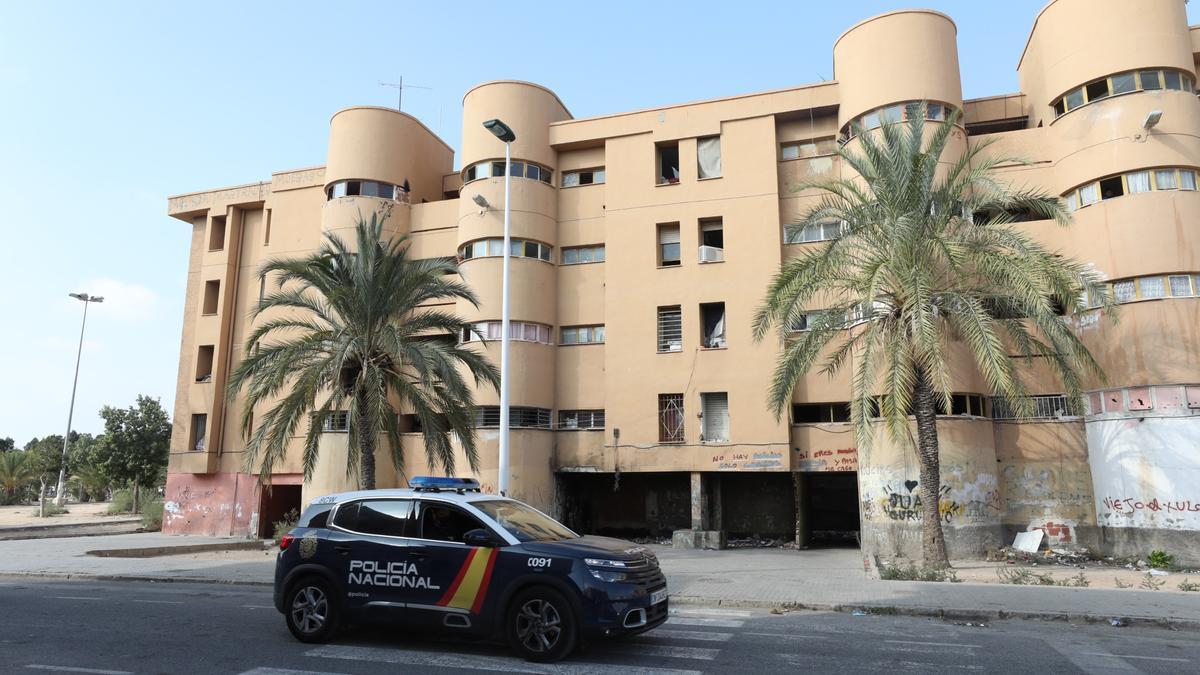 Un coche de la Comisaría de Elche patrulla por el barrio de Los Palmerales, donde se ha cometido el asesinato