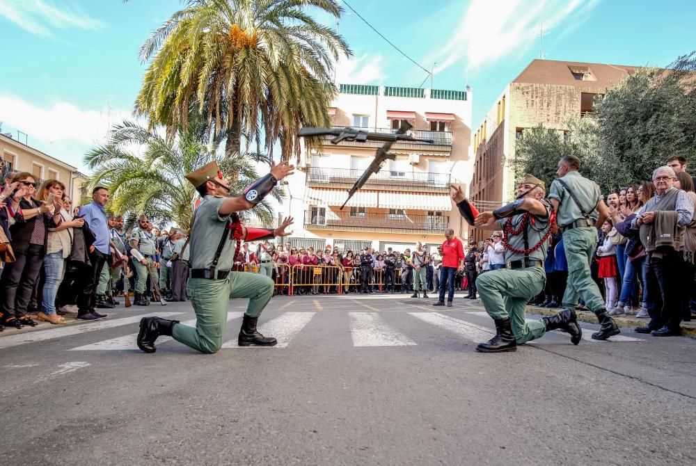 Multitud de público arropó la procesión organizada por la Hermandad del Calvario de Elda, en la que sesenta exlegionarios portaron a hombros el trono.