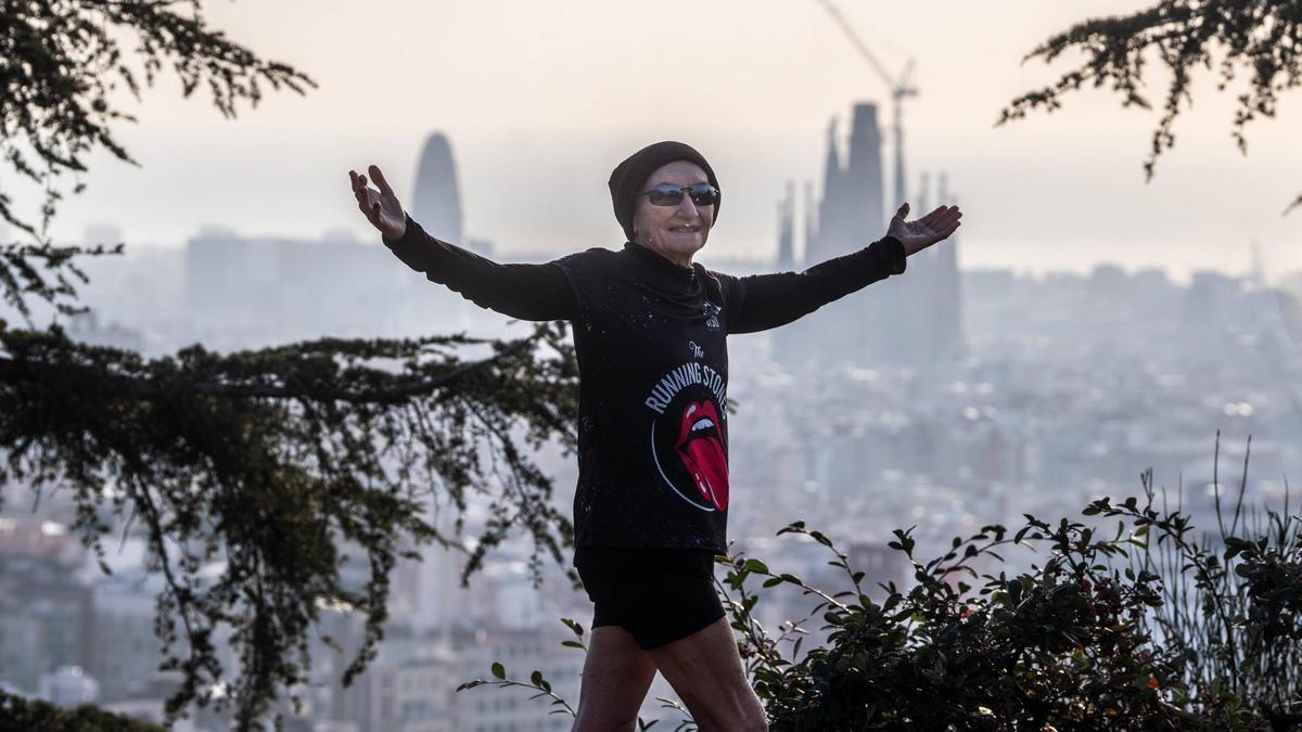 Mary Palmer en su entreno diario para la maratón, en el parque del Putxet, con Barcelona de fondo