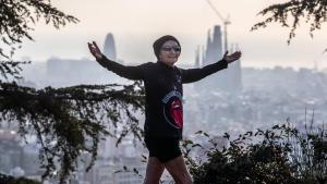 Mary Palmer en su entreno diario para la maratón, en el parque del Putxet, con Barcelona de fondo