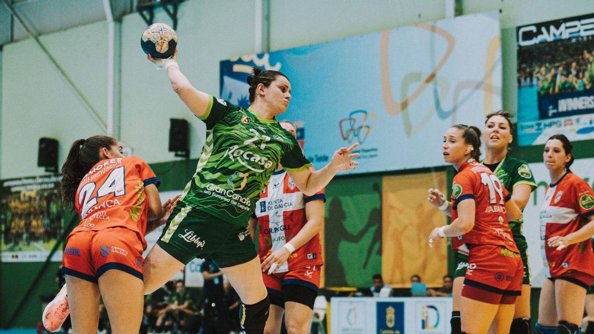 María González lanza durante el partido de ayer. // FDV
