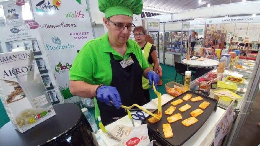 Un cocinero prepara un plato en la anterior edición de la Feria Natura Salud, que se celebra con carácter bienal.