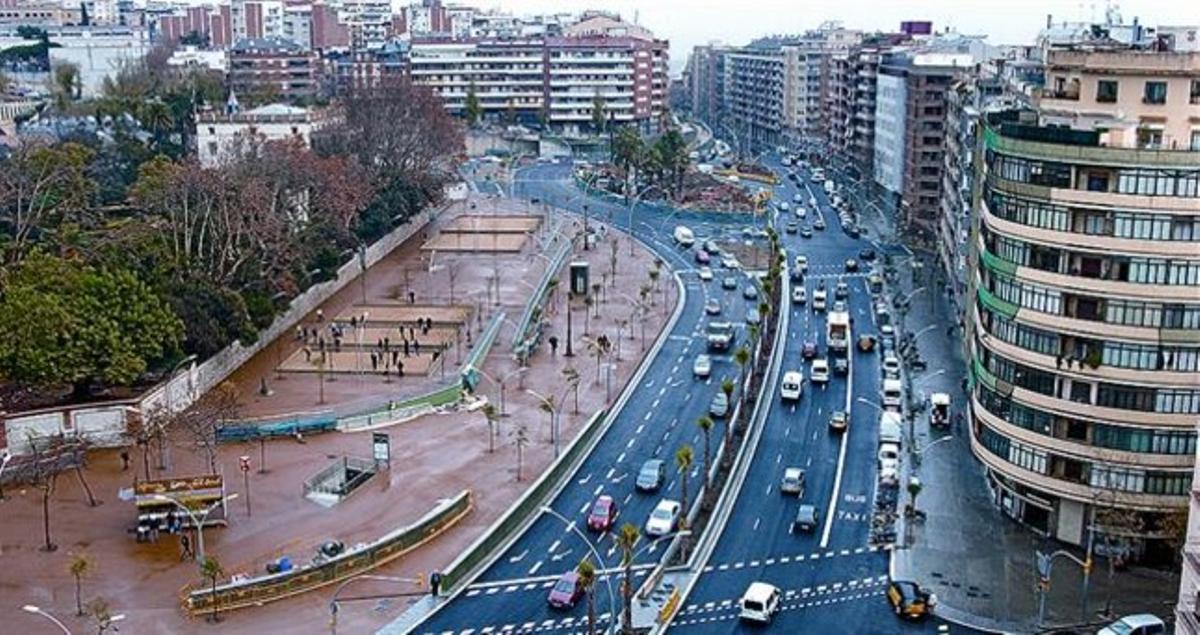 LA TRANSFORMACIÓ 3 A dalt, la ronda del Guinardó dels anys 60, una dècada abans que es construís el gran cinturó. Al centre, enderrocament del viaducte el 2009. A sota, imatge actual de la ronda. LA TRANSFORMACIÓ 3 A dalt, la ronda del Guinardó dels anys 60, una dècada abans que es construís el gran cinturó. Al centre, enderrocament del viaducte el 2009. A sota, imatge actual de la ronda.