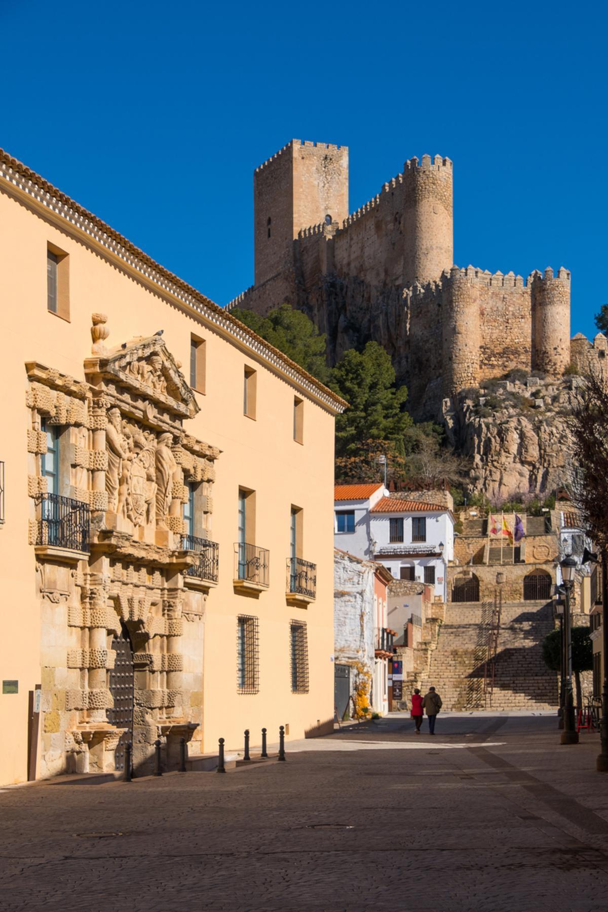 Ayuntamiento y Castillo de Almansa, España