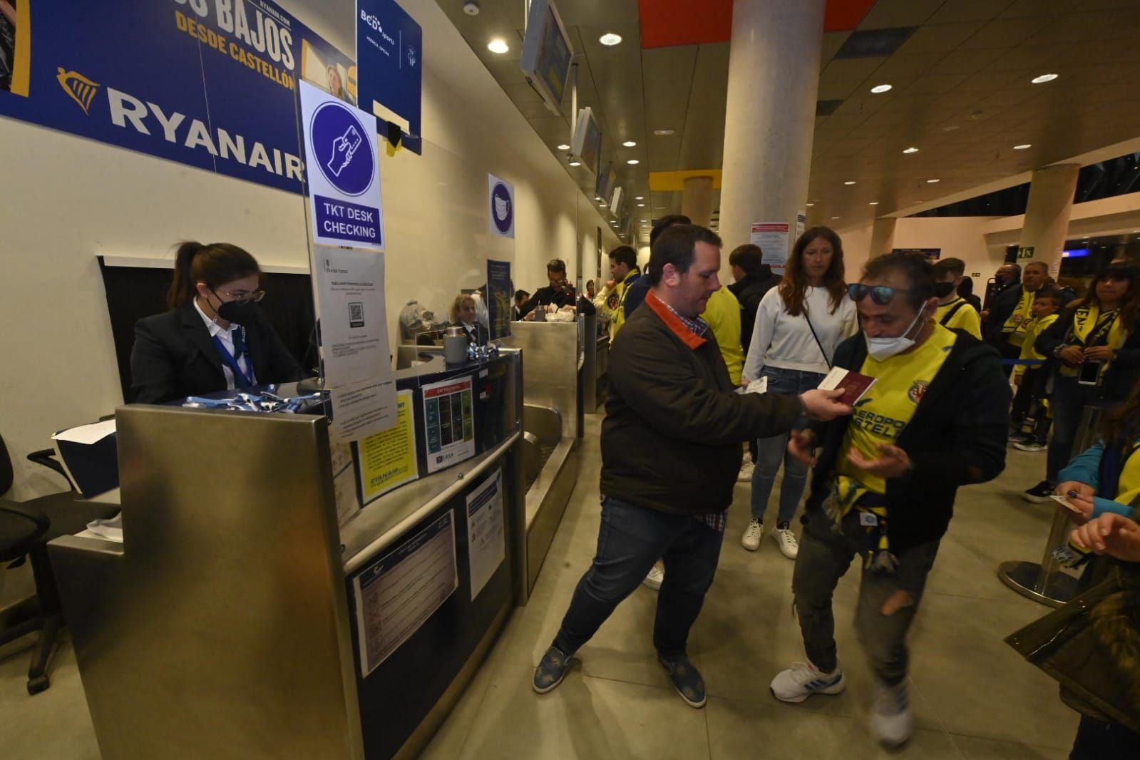 Salida de los aficionados del Villarreal desde el aeropuerto