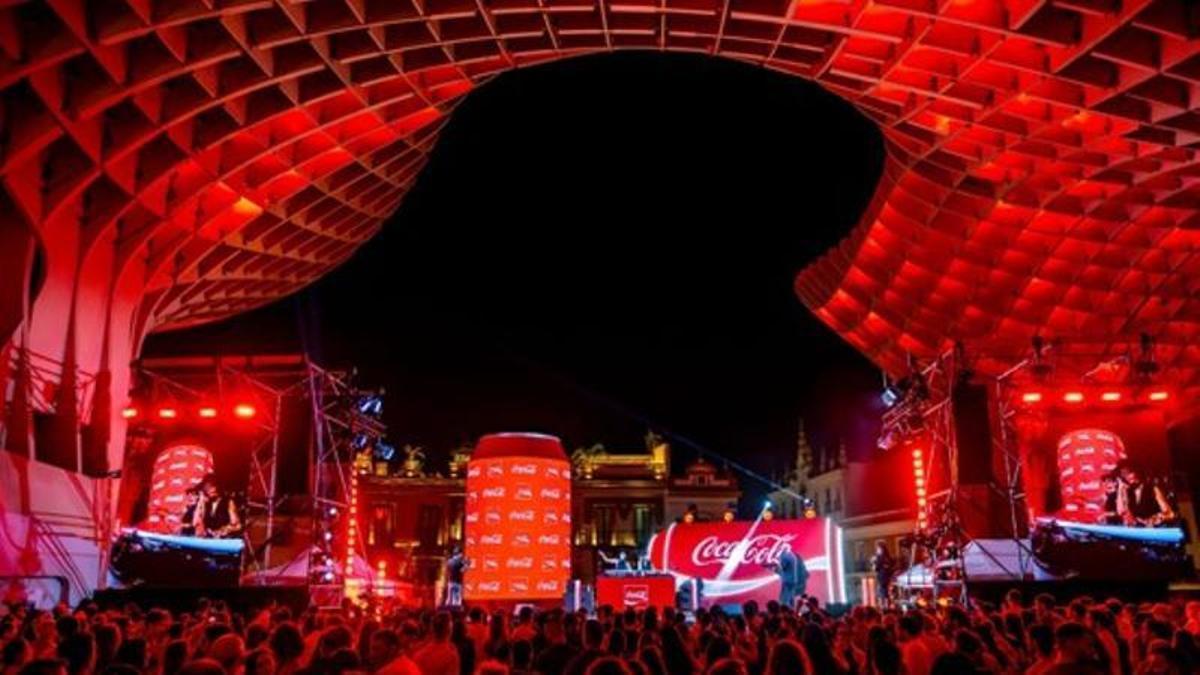 El público baila al ritmo de Las Mestizas en Las Setas de Sevilla durante el evento Always an Icon de Coca-Cola.