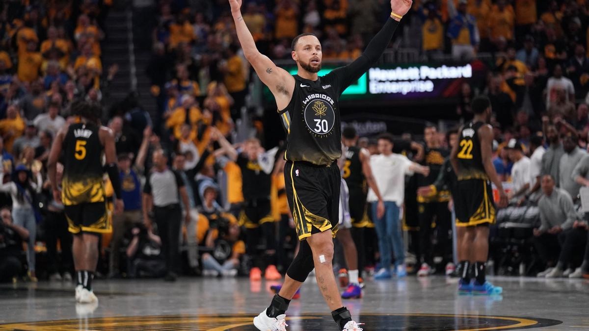 Stephen Curry celebra la victoria de los Warriors ante los Kings