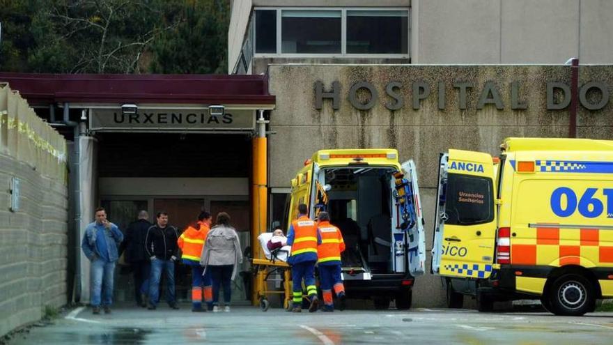 Ajetreo de ambulancias a la puerta del servicio de Urgencias, en la mañana de ayer. // Iñaki Abella