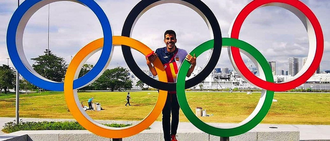 El marchador ibicenco Marc Tur posa sonriente y feliz entre los aros olímpicos en las instalaciones del complejo de entrenamiento de la ciudad nipona de Sapporo.