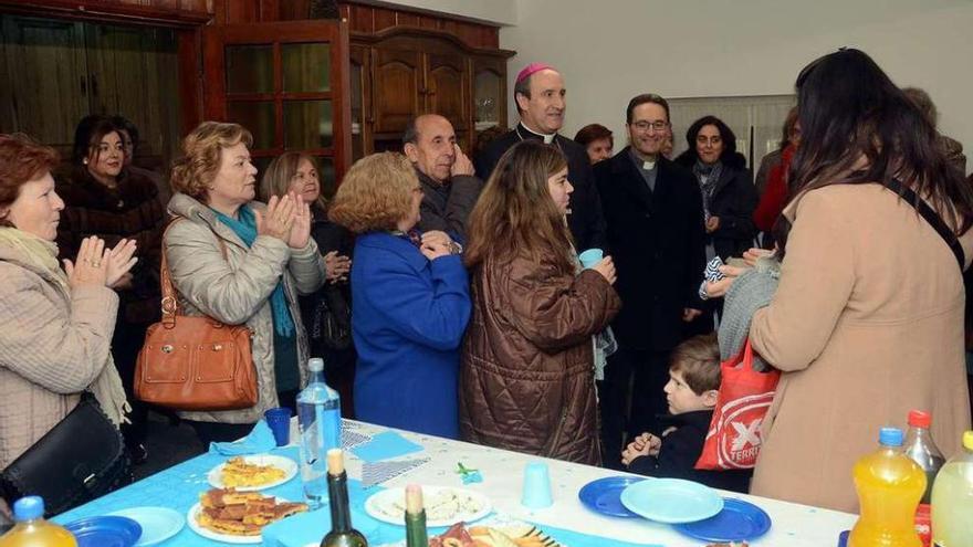 El obispo auxiliar de Santiago compartiendo un ágape con los feligreses. // Rafa Vázquez