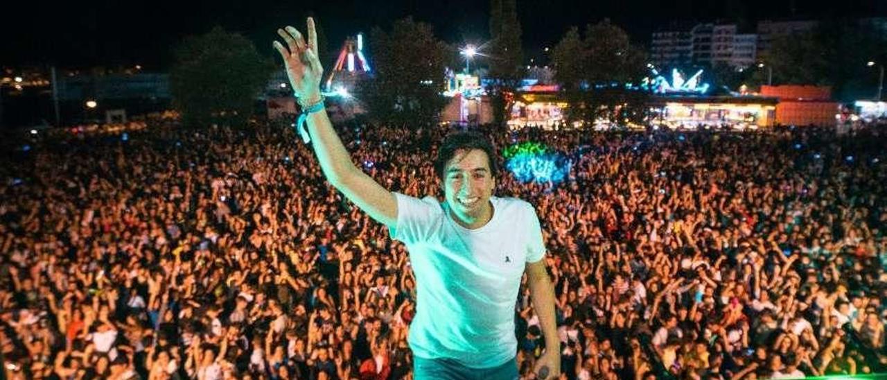 Carlos López durante su actuación en la celebración de la Fiesta del Agua de Vilagarcía.