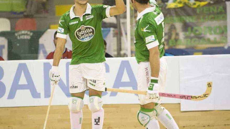 Pau Bargalló celebra un gol con Josep Lamas en el partido del Liceo contra el Oliveirense.