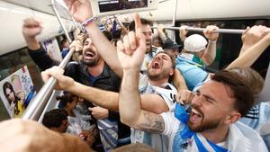 Hinchas argentinos celebran el triunfo tras abandonar el estadio de San Petesburgo.