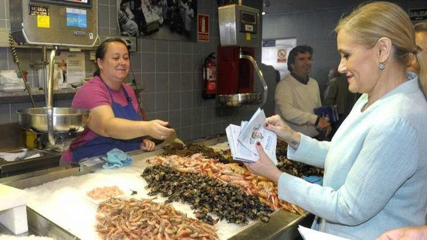 Cifuentes visita el mercado de Elviña, en A Coruña, ayer. // Victor Echave