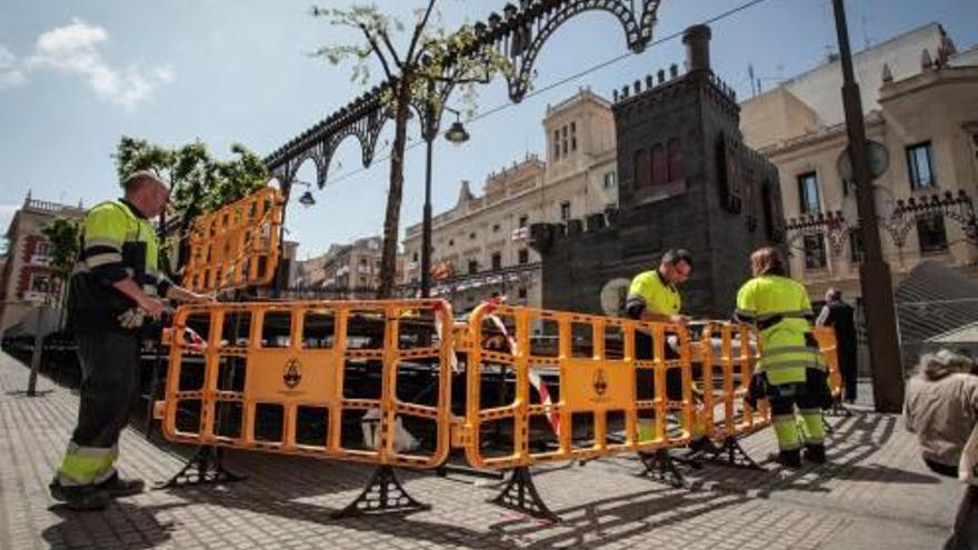 Montaje de las plataformas sobre las que se instalarán las sillas en la plaza de España.