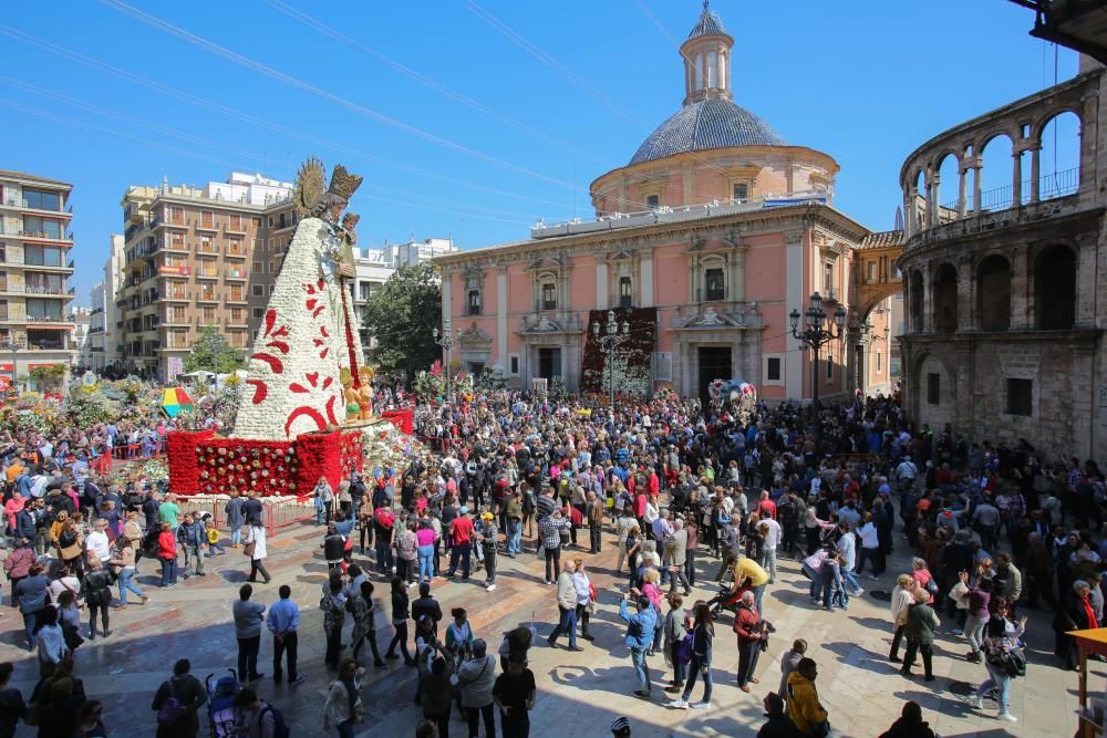 Miles de personas han acudido este lunes a visitar a la Virgen de los Desamparados