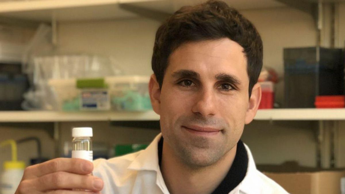 El biotecnólogo coruñés César de la Fuente. | // CEDIDA