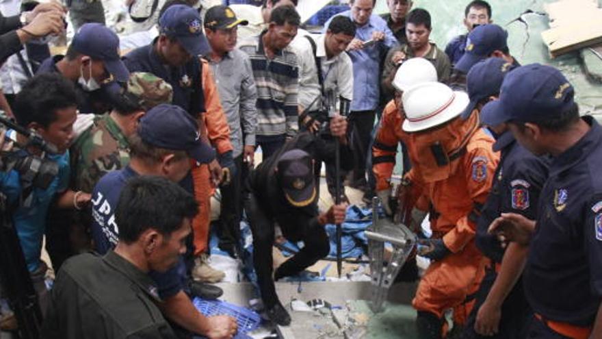 Trabajos de rescate en la fábrica accidentada.