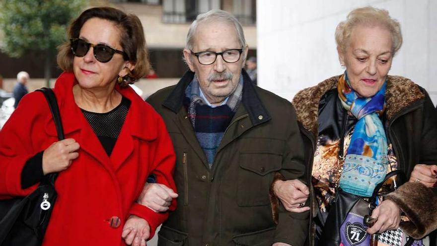 La letrada Ana García Boto, José Ángel Fernández Villa y María Jesús Iglesias.