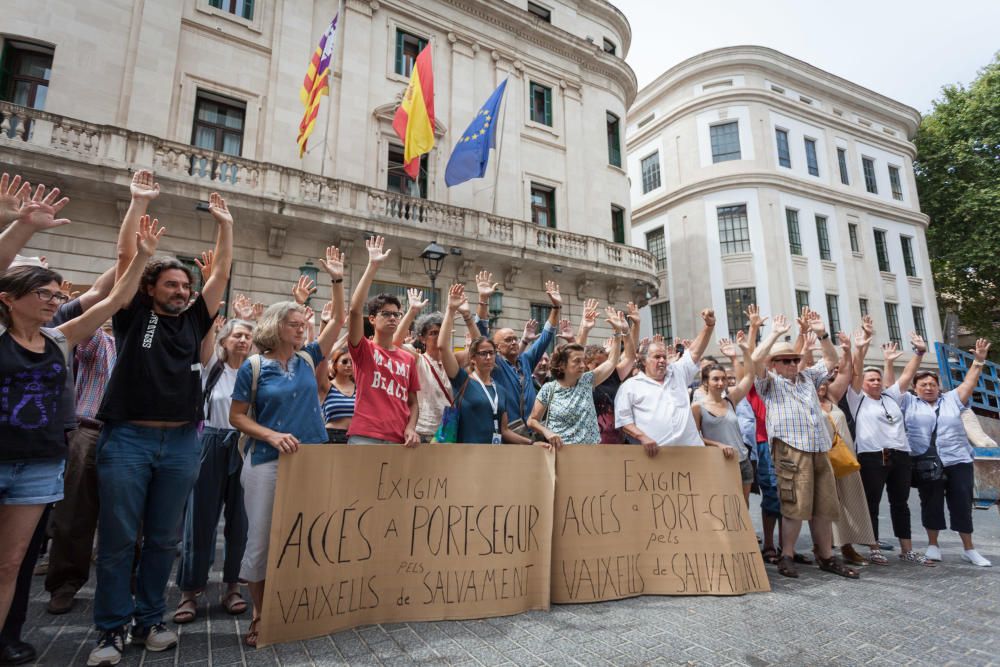 Manos alzadas en Palma para la acogida de refugiados del Open Arms y el Ocean Viking