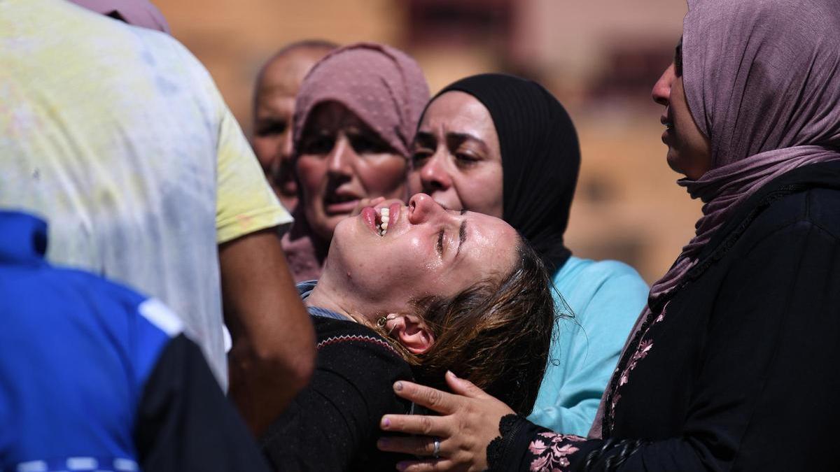 Mujeres lloran la pérdida de sus seres queridos fallecidos en el terremoto en Moulay Brahim, este sábado.