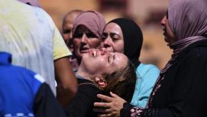 Mujeres lloran la pérdida de sus seres queridos fallecidos en el terremoto en Moulay Brahim (Marruecos).