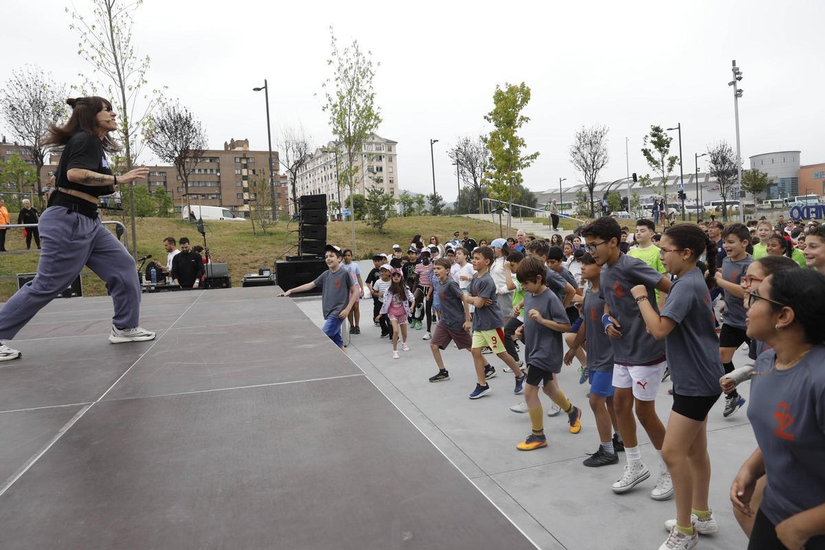 Body combat, coreografías, visitas de deportistas: así se mueven en Oviedo por los hábitos saludables más de 1.500 niños y niñas, en imágenes