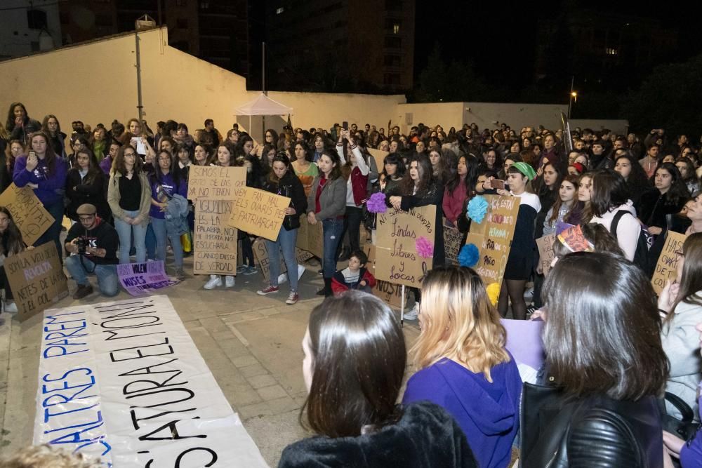 Centenars de persones surten al carrer el 8M