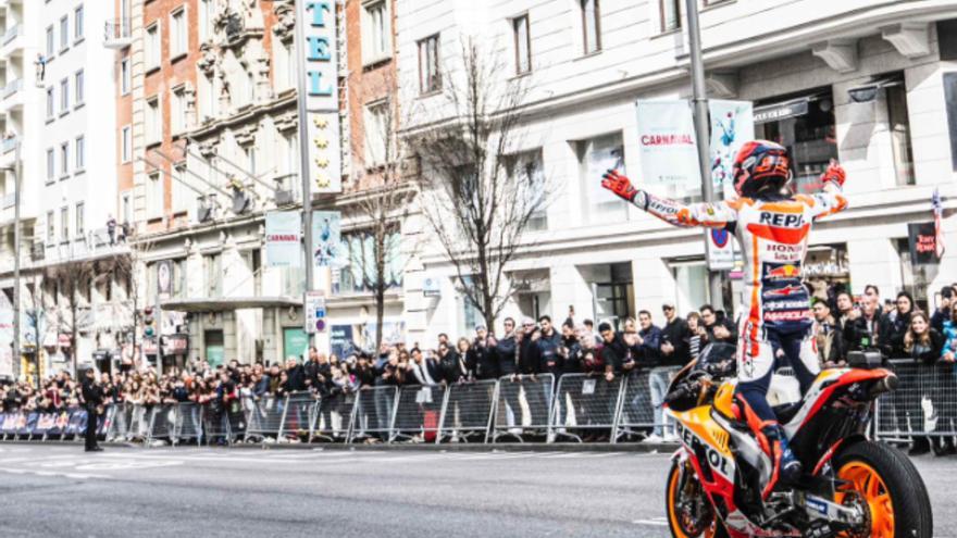 Marc Márquez rueda en plena Gran Vía de Madrid