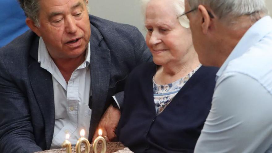 Lores felicita a Josefa, del selecto grupo de 100 años