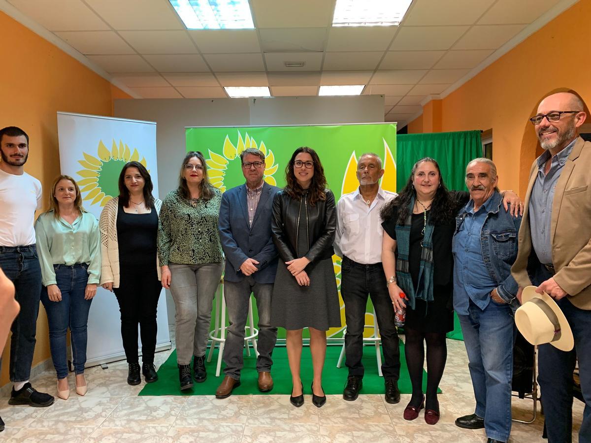 Israel Muñoz, en el centro, junto a Aitana Mas y los miembros de la candidatura presentada ayer en la sede de Los Verdes
