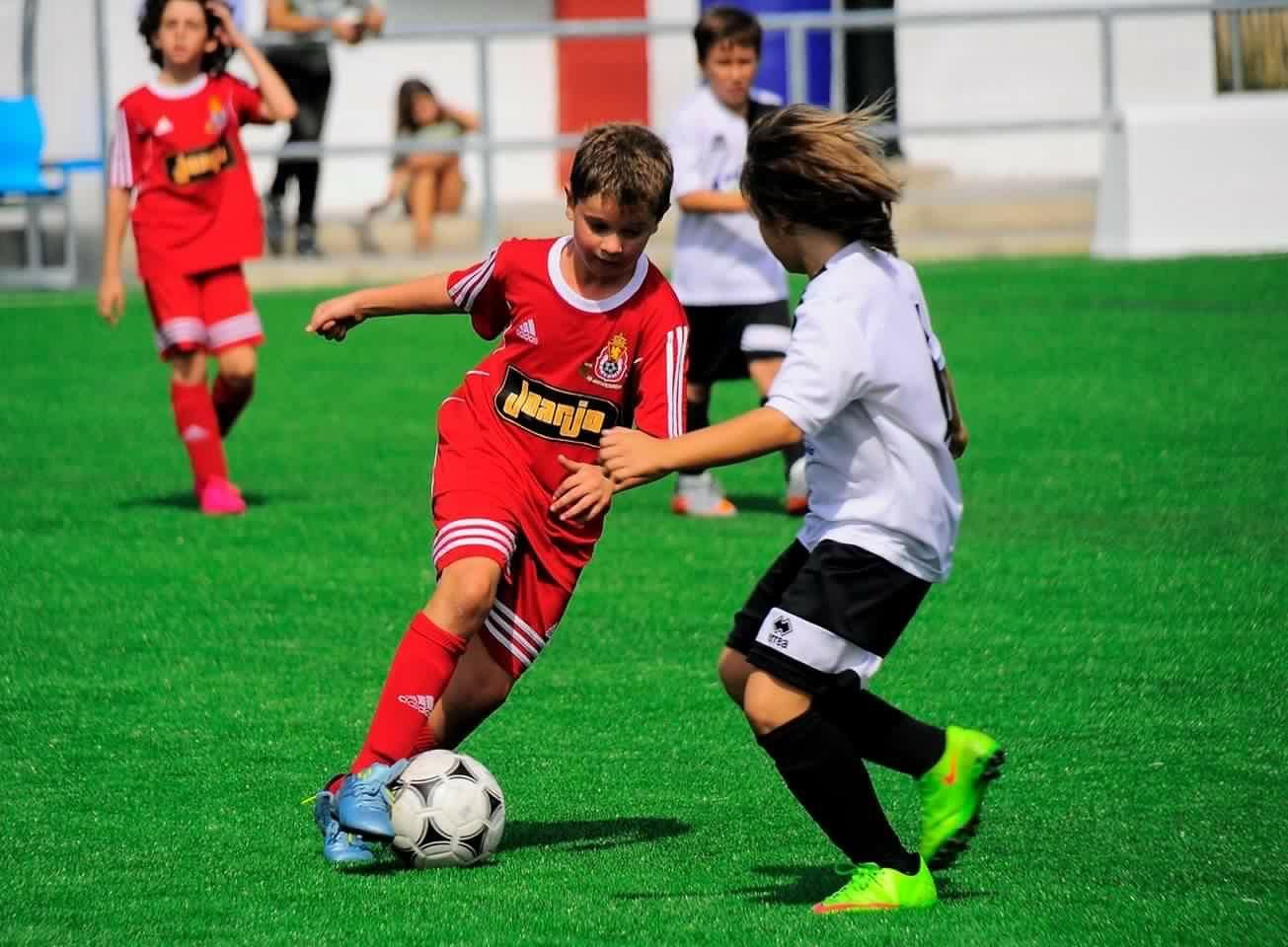 En imágenes | De sus inicios en el Amistad hasta debutar con el Real Zaragoza, Hugo Pinilla es una joya