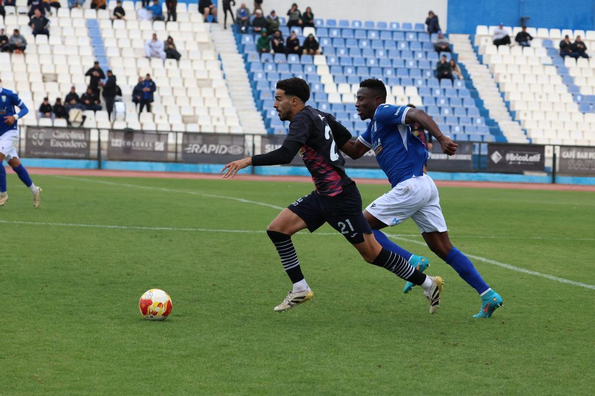Yasser se marcha con el balón