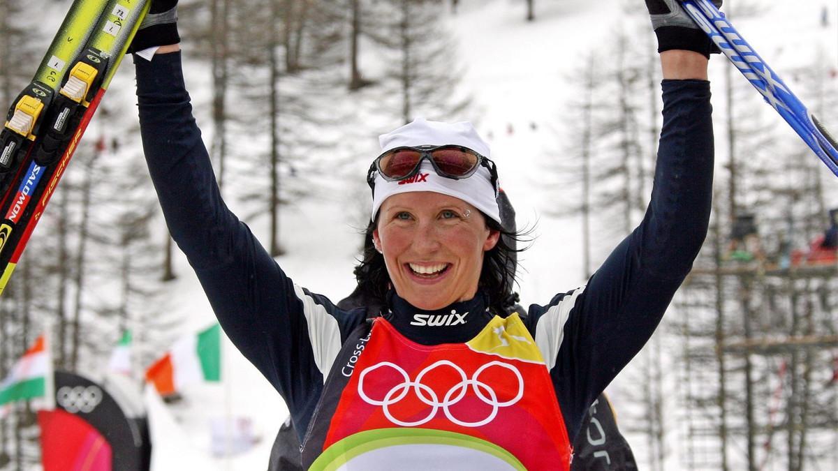 Marit Bjorgen celebra su tercer puesto en la prueba de esquí de fondo de los Juegos Olímpicos de Invierno de Turín 2006