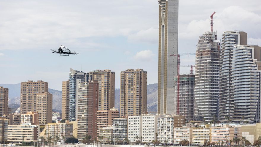 ¿El transporte del futuro? Un aerotaxi prueba su vuelo en Benidorm