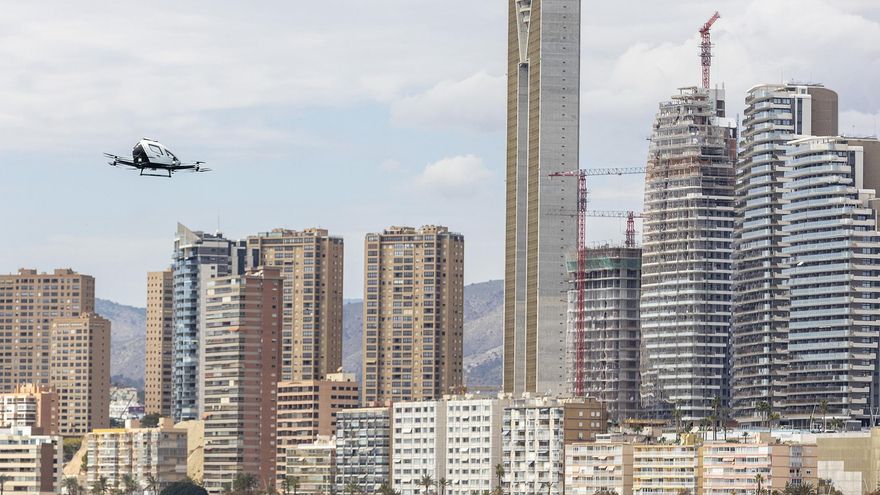 El primer aerotaxi sobrevuela el skyline de Benidorm