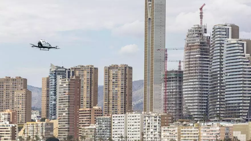 El primer aerotaxi sobrevuela el skyline de Benidorm