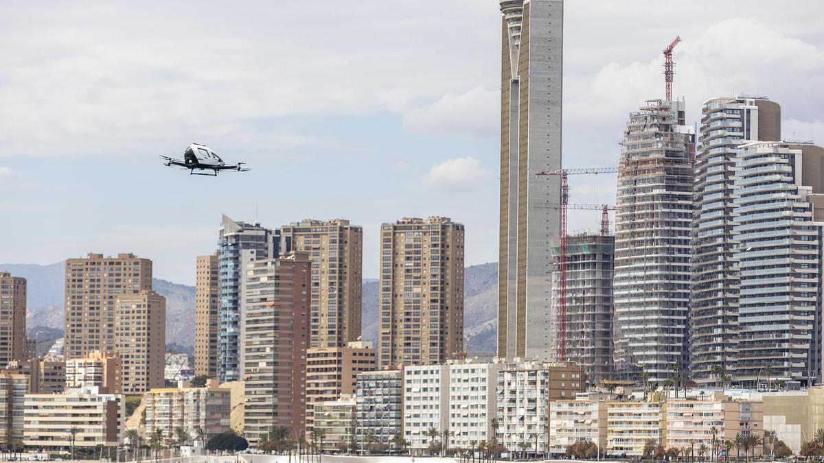 El primer aerotaxi sobrevuela el skyline de Benidorm