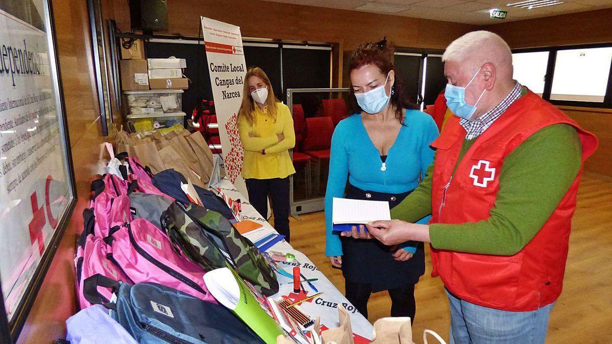 Material escolar para treinta y un estudiantes de Cangas del Narcea