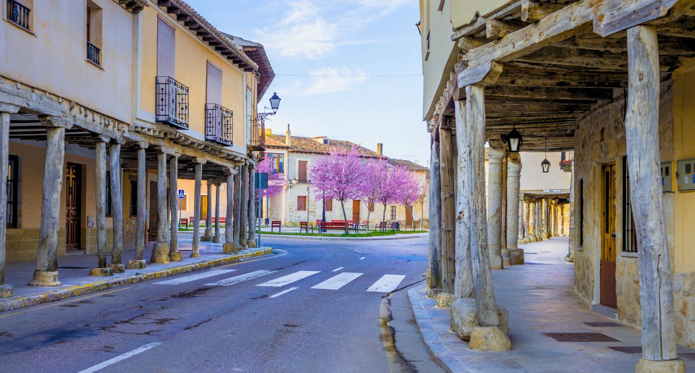 Caminamos por uno de los pueblos más bonitos de España: Ampudia.